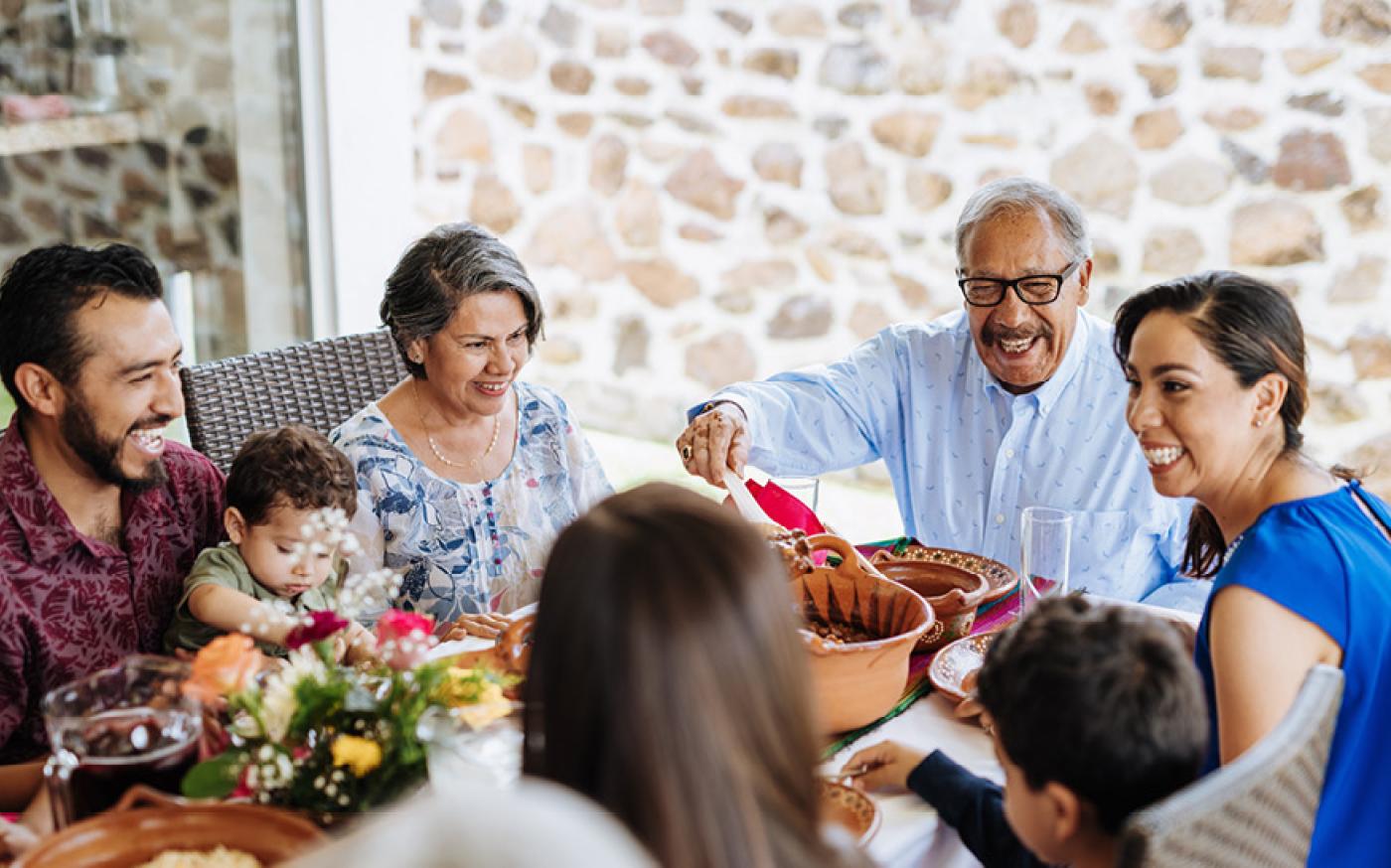 famille mangeant à une table de dîner